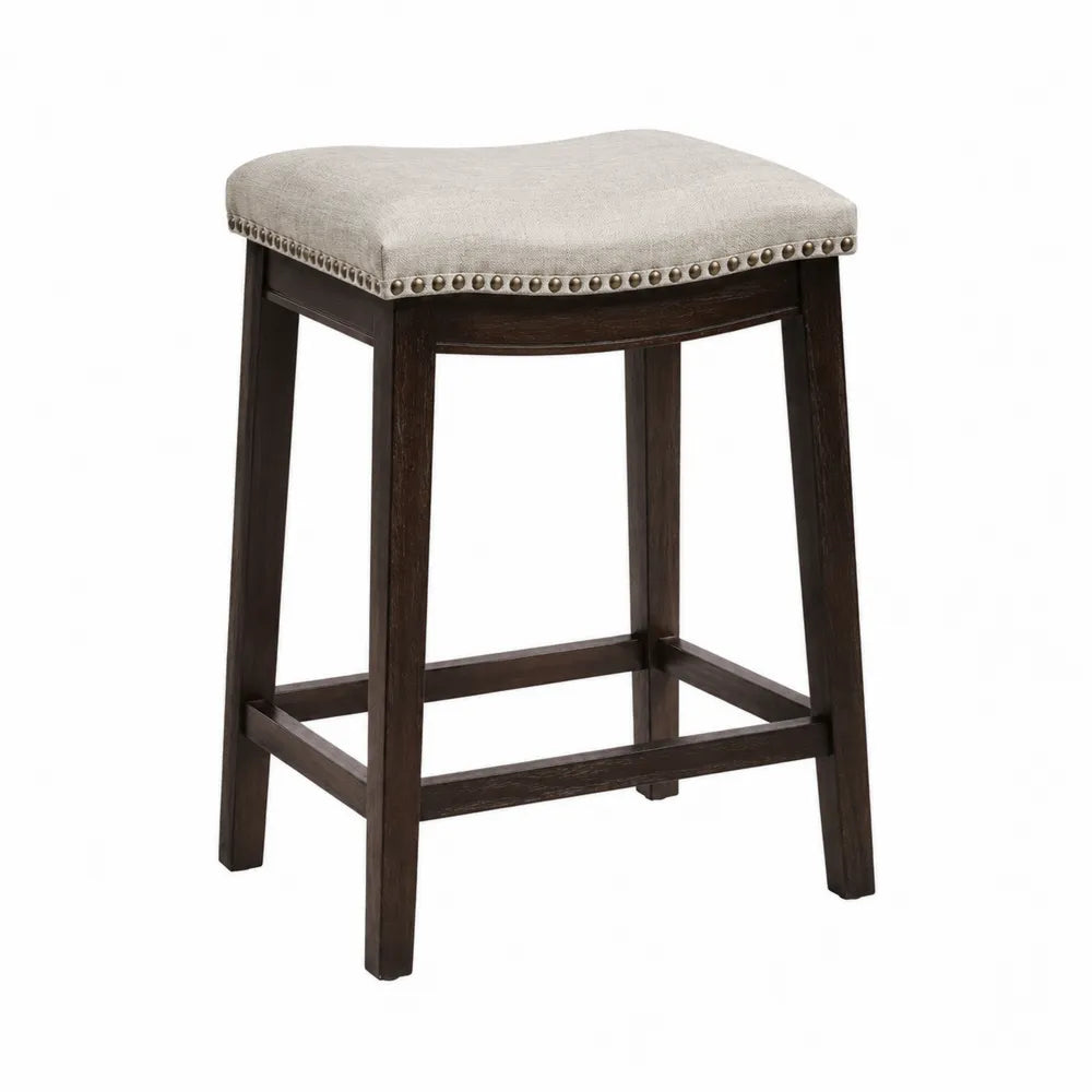 Tabouret de bar rembourré en tissu beige avec clous décoratifs et pieds en bois massif 45 cm x 45 cm x 67 cm